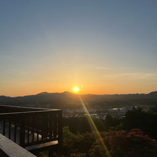 茨城県 笠間市 つつじ公園
つつじ目当てじゃなくて夕日目当てで行ったらめちゃくちゃ穴場でした🥹
展望台に登ると360°山に囲まれててだんだん山の後ろに日が沈んでいったのと同時に少しずつ街の灯りが目立ってプチ夜景も見れちゃいました🌃