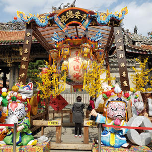 龍山寺
台北🇹🇼

台湾屈指のパワースポット
大勢の参拝の方々で賑わってます。この辺りはどちらかというと治安の良い場所ではないので（男性の遊び場所）ディープスポットとも言えるでしょう。