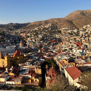 メキシコのグアナファトにあるピピラの丘。銀鉱山で栄えたカラフルな外壁の街並み。