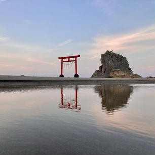 いわき市の勿来海岸。
関東から1番近い海岸で海水浴場としても人気があります。
大きな岩山と鳥居がシンボル。

#福島 #いわき市 #勿来海岸