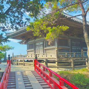 8月8日(木) 瑞巌寺　五大堂

東北地方現存最古の桃山建築で、伊達政宗公が造営されたそうです。
五大堂のある島に行くには「すかし橋」という、その名の通り足場が格子状に組まれた橋を渡らなければいけず、なかなかスリリングでした。
小島から見渡せる日本三景・松島の眺望は絶景です！🍀