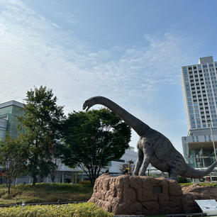 福井駅には駅前に恐竜がいます。