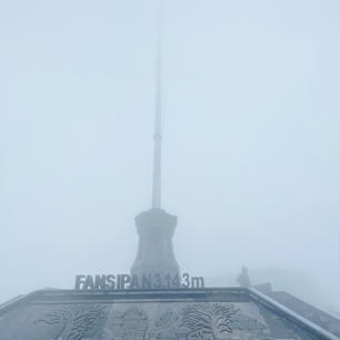 インドシナ半島最高峰　ファンシーパン山
頂上近くまで、ロープウェイ→ケーブルカーで行けます。通常、サパ中心地のサパ駅からロープウェイ乗り場までケーブルカーで行けますが、台風ヤギの影響で、運行中止でした(2024/09/17)。
頂上は激しい雨であいにくの天気でしたが、晴れた棚田から雲の中に入り雨に変わる景色の移り変わりを感じられて行って良かったです。