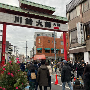 初詣は大変混み合いますが、出店もいっぱいあるので楽しい。