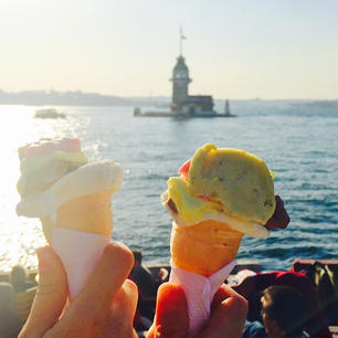 イスタンブール アジア側のユスキュダルで友達のBeyzaとトルコアイス🇹🇷🍦 

向こうに見えるのは夕陽と旧市街と乙女の塔💫