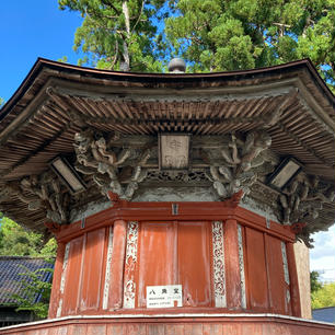 20241009
佐渡　蓮華峰寺

足の悪い母を連れての佐渡旅
お寺は階段が多く
頑張って行けるとこまで行きました

806年頃に空海が開山したと言われる名刹
八角堂、八祖堂、鐘楼堂
他にも沢山あったのですが断念

全てとても大きくて圧倒されました…