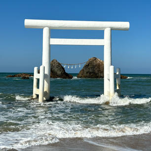 20241103
福岡　糸島　二見ヶ浦

昔はのんびりできたんだけど
今は若者たちで溢れかえってます
海岸線のカフェも人気
うん十年振りに来たけどドライブするには👍