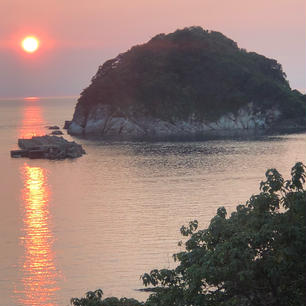 兵庫県美方郡今子浦。夕陽ほんとにきれいで、歩いていけそうでした。