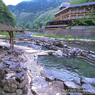 岡山県湯原温泉郷の砂湯。全国露天風呂番付では西の横綱に格付けされているだけあって、右を向いても左を向いても大きな野天風呂がある豪快さ！男女混浴ですが女性には湯浴み着のレンタルがあるので安心して楽しめます♨️