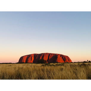 🇦🇺Ayers Rock
想像以上の赤さ。
酸化して赤くなった岩に、夕日でもっと真っ赤に！
ナチョス、シャンパン片手にエアーズロック鑑賞は至福・贅沢。