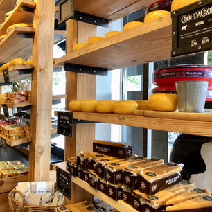 cheese company
アムステルダムの至る所にあった。
種類いっぱいで試食もさせてくれた😳