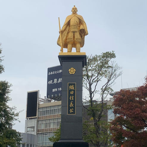 黄金の織田信長公像